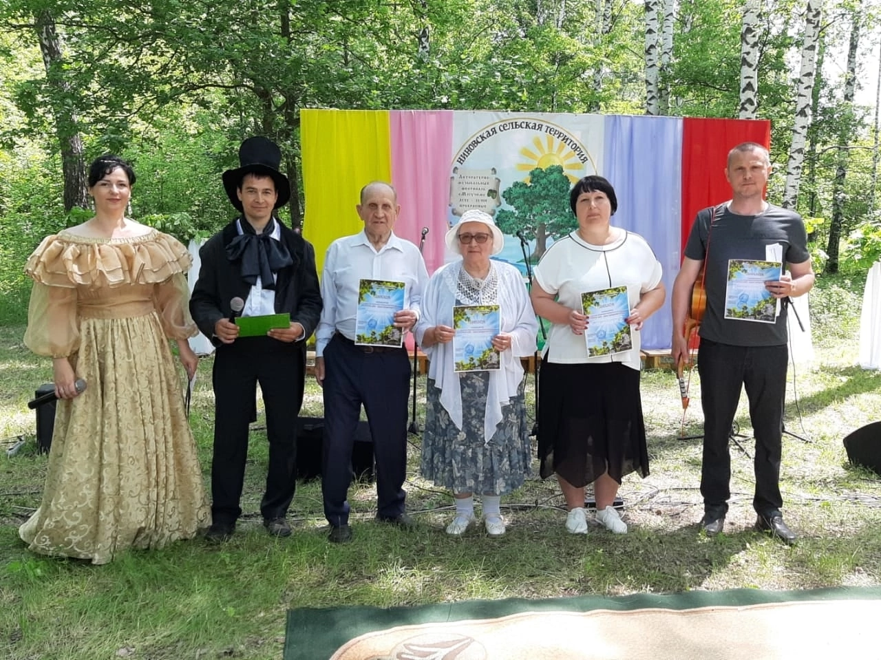 Поэту что для счастья надо.