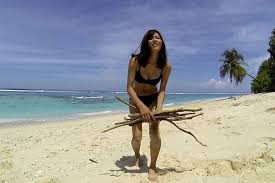 Двое мужчин и женщина на необитаемом острове