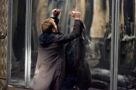 Смеётся в зеркале двойник