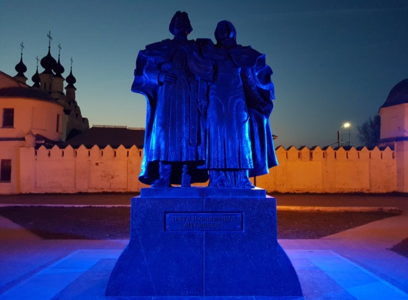 Памятнику святых ( Петру и Февронии муромским )  