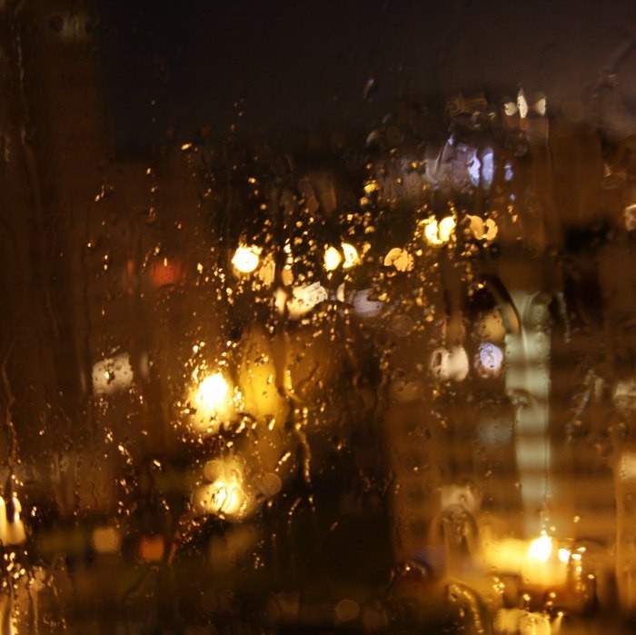 Внемли дождю, что город укутал мохеровым шёпотом