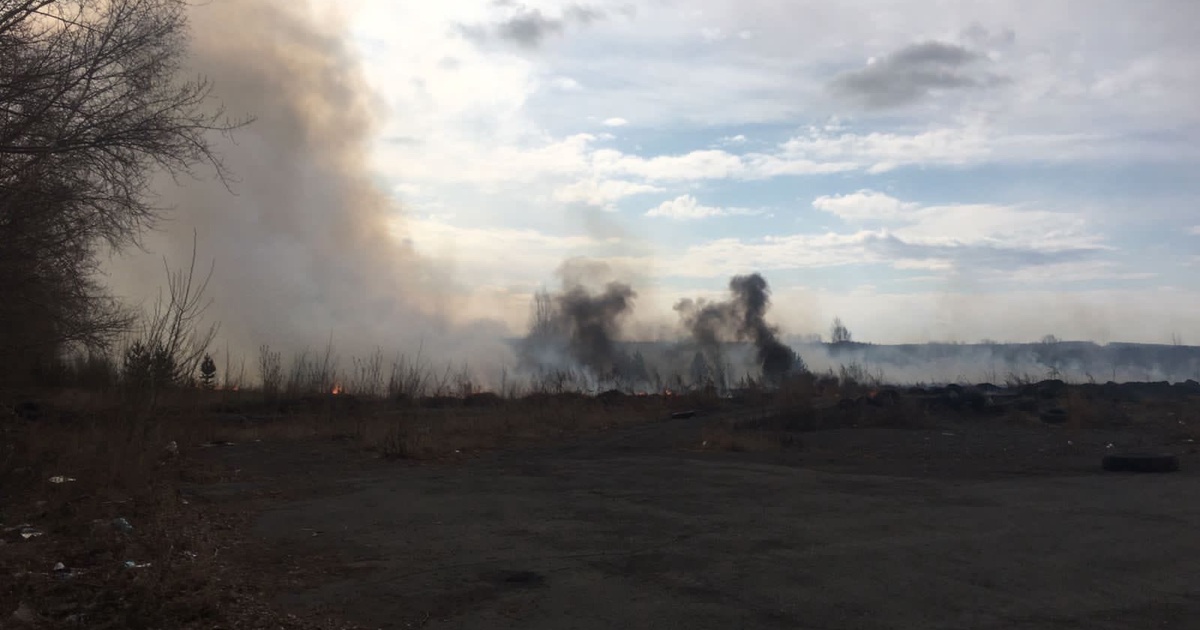 Стелет дым по земле