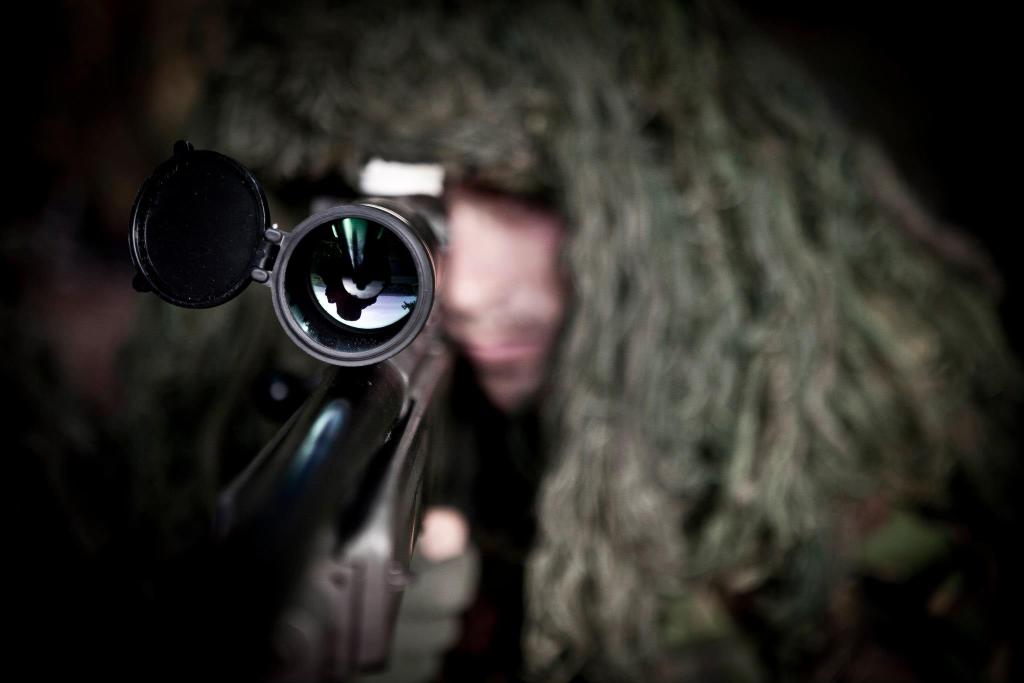 Мальчуган с голубыми, как небо, глазами