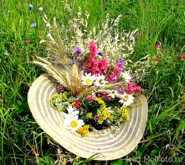 Шляпа, полная цветов...