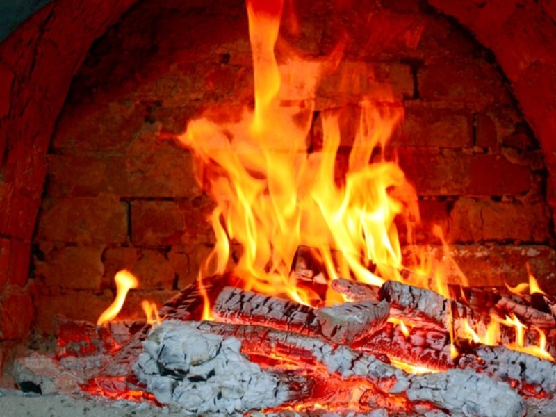 Закатом подёрнулось небо...