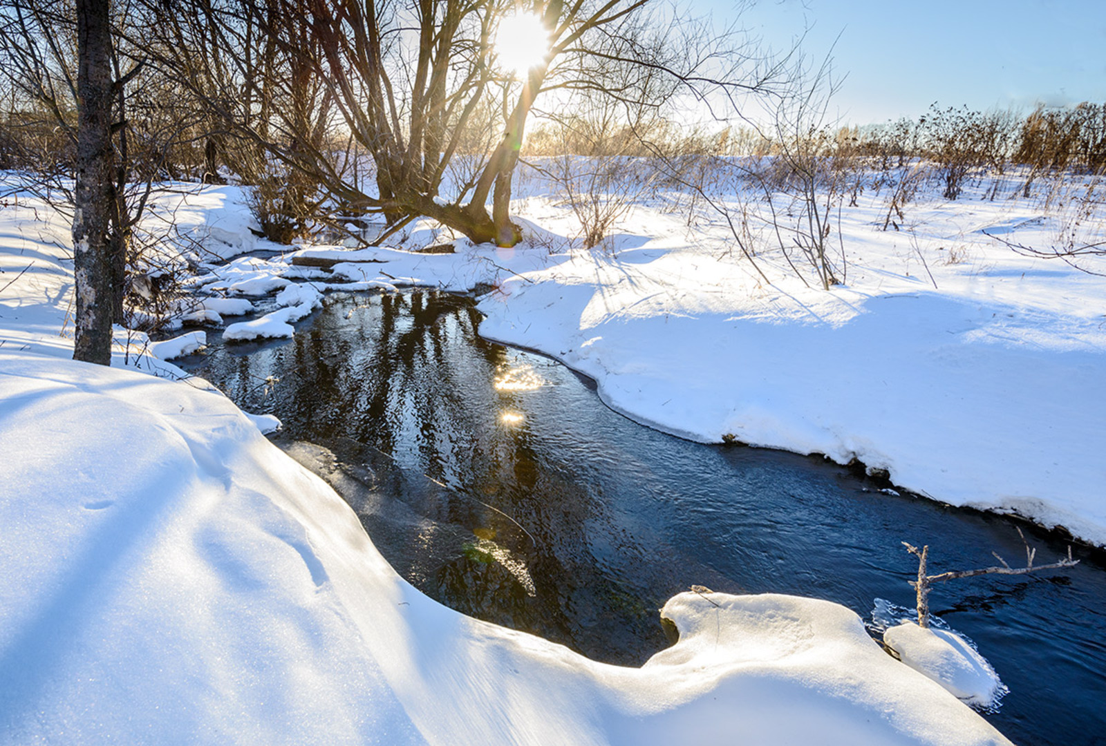 Приходит март - зима пасует