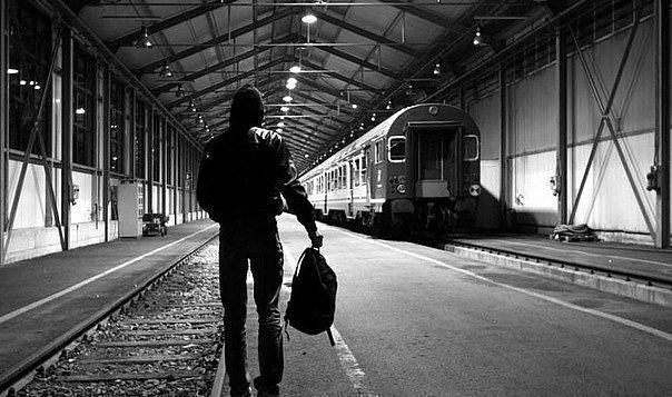 Сквозь мутное окно разлучника-вагона...