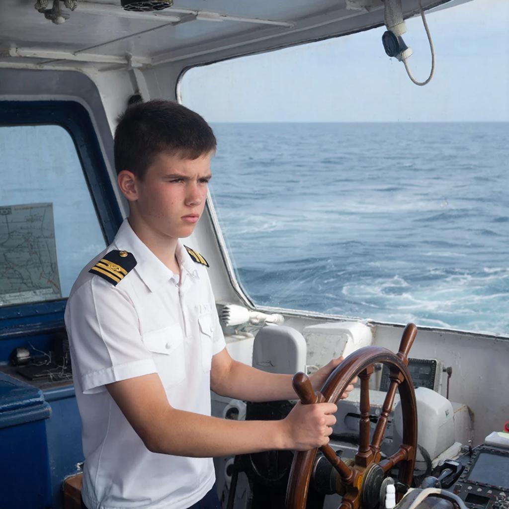 Посреди огромной лужи