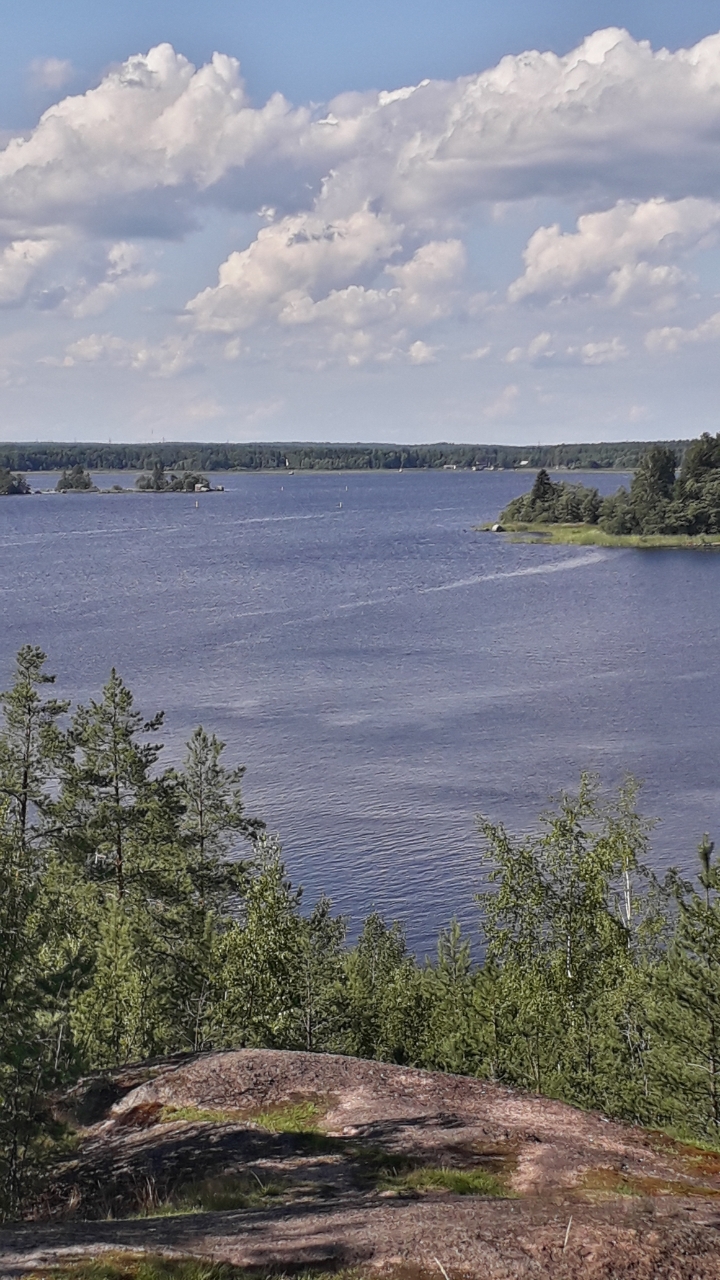 Есть романтика в твёрдости скал