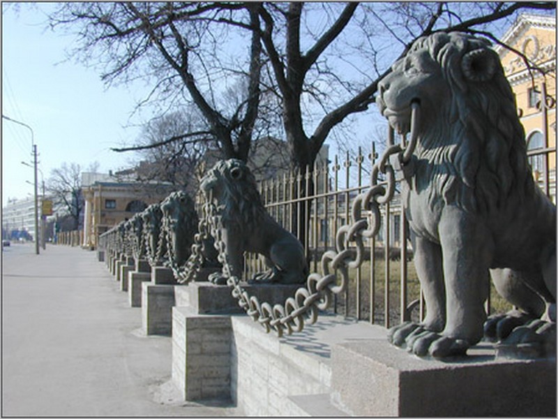 Каменные львы