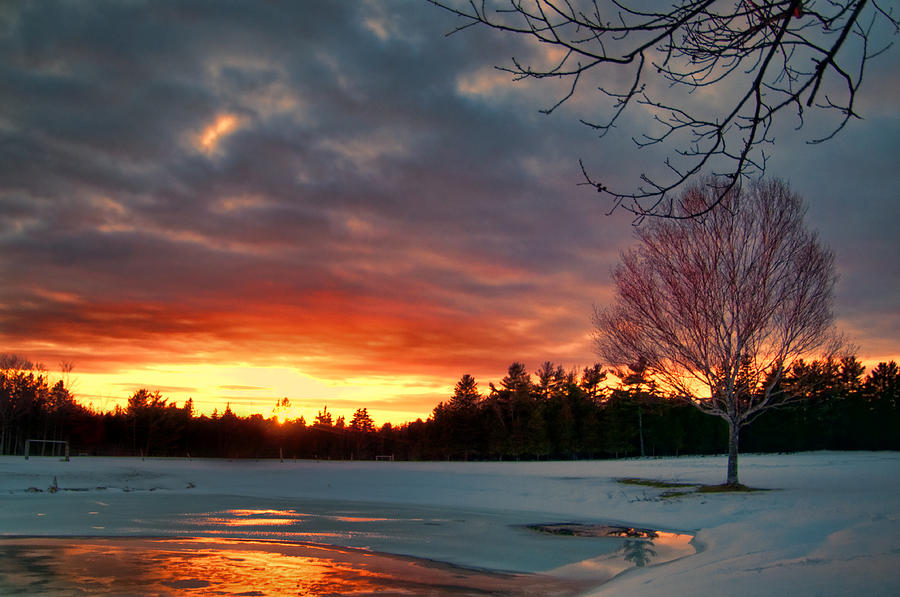 Уж вечер теплится лампадой