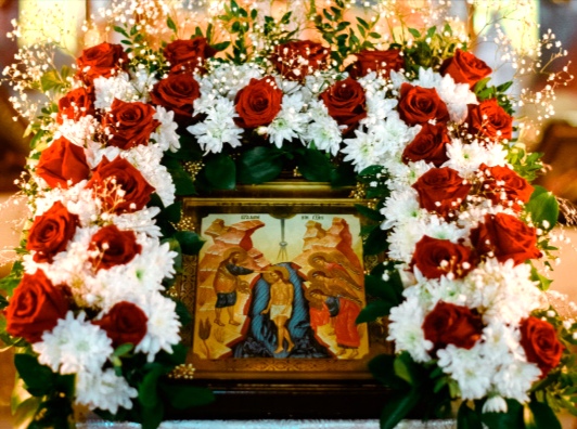 Розы бордовые возле иконы 