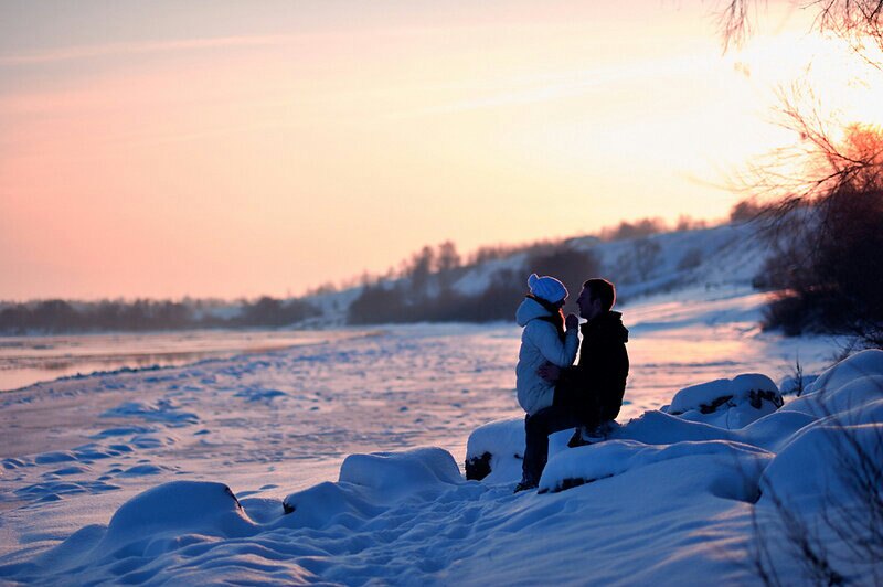 Ты сидишь напротив, тихо снег ложится...